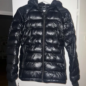 Marinblå dunjacka Peak Performance -  Marinblå dunjacka från Peak Performance i ok skick. Storlek 170. Är även ute på annons på Vinted. 