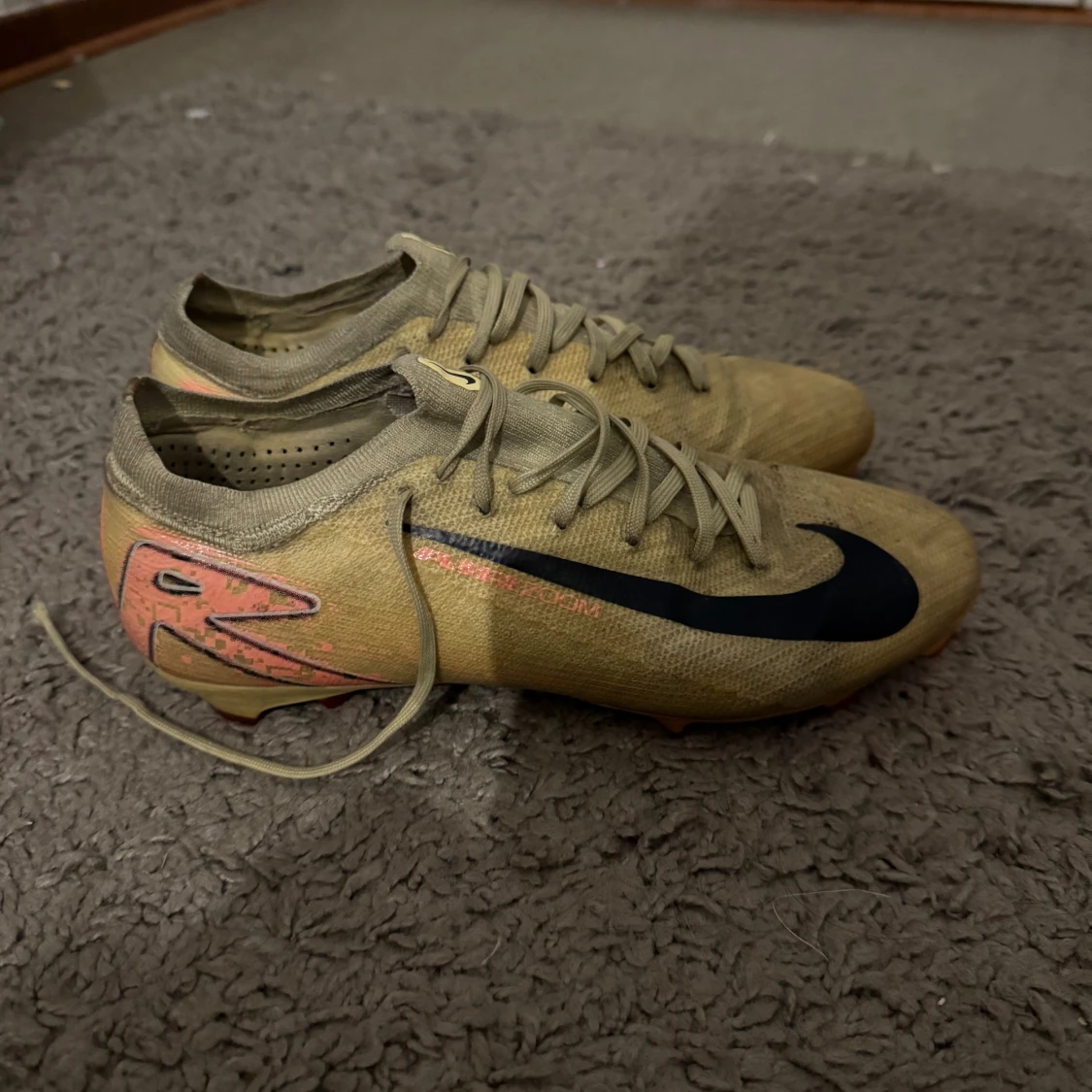 Nike fotbollsskor i beige och svart
