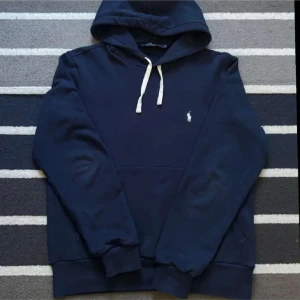 Polo Ralph Lauren hoodie - Hejsan, nu säljer vi denna marinblåa hoodien från Polo Ralph Lauren i storlek S! Den är stilren och snygg, perfekt för dig som gillar kvalitet och mode! Skick 8/10, pris kan diskuteras vid snabb affär och vid fler frågor är det bara att skriva!