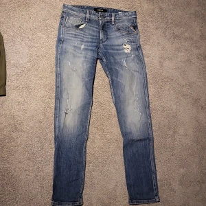 Riktigt snygga replay byxor - Säljer nu mina riktigt fräscha replay byxor eftersom dom inte passar mig längre. Byxorna sitter riktigt skönt på kroppen och får dig att se stilig ut! Byxorna är äkta men pris är inte hugget I sten!