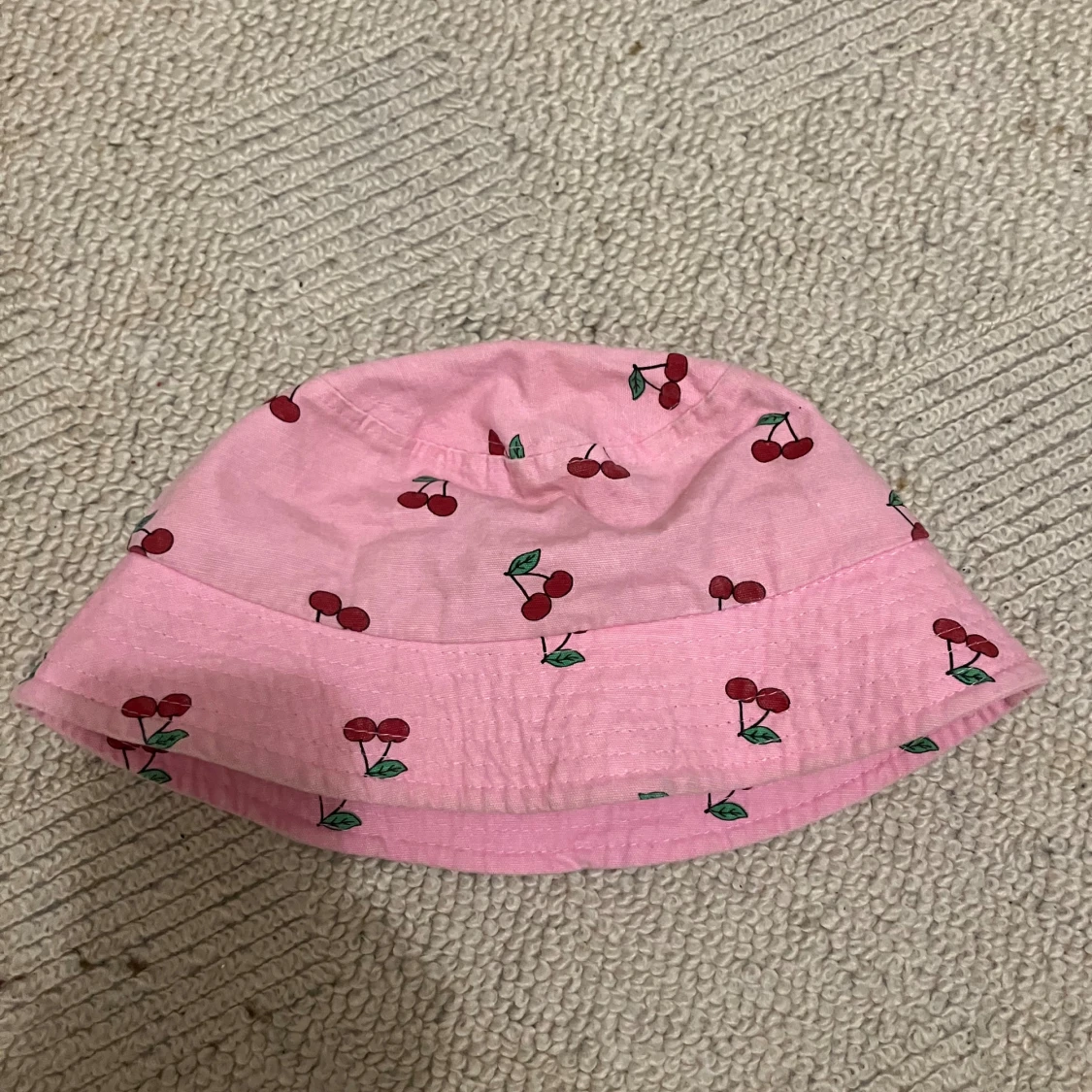 Rosa bucket hat med körsbärsmönster