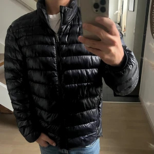 Mörkblå Ralph Lauren jacka - Snygg mörkblå pufferjacka från Ralph Lauren med diskret broderad logga på bröstet. Jackan är i nyskick och är ifrån careofcarl. Nypris på liknande jacka därifrån nu ligger på ungefär 4000kr. Pris kan diskuteras!