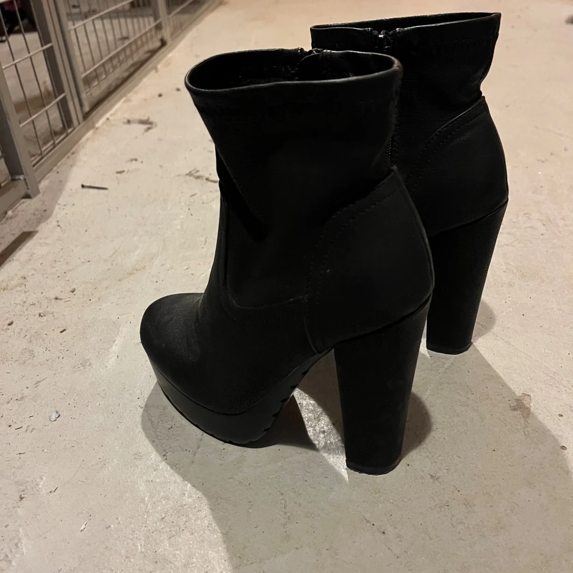 Svarta stövletter med hög klack - 1