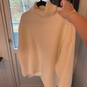 Polotröja - Säljer min fina vita lurviga polotröja från Clothing Company/CC som inte kommer till användning längre. Använd fåtal gånger. Väldigt lagom höjd i halsen. Fråga om fler bilder önskas💕 köpt för 450kr.