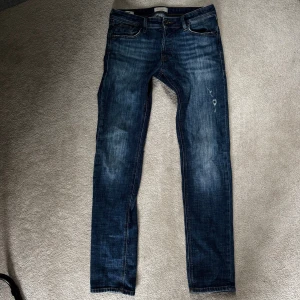 J&j Slim glenn jeans - Snygga jeans från j&j i modellen slim glenn storlek 30/32. Pris kan diskuteras vid snabb affär!