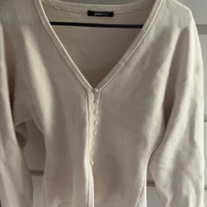 Slutsåld gina stickad tröja - Beige/vit stickad tröja från gina som vart väldigt populär och nu slutsåld! bara använd 2 gånger eftersom jag skulle behövt en annan storlek🥲