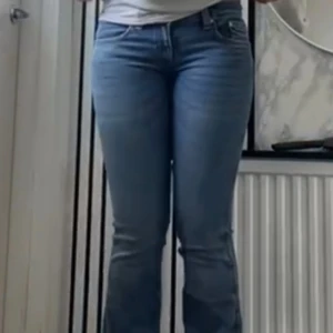 Blå bootcut jeans från Perfect Jeans - Snygga blå bootcut jeans från Perfect Jeans med klassisk femficksdesign och coola detaljerade bakfickor. Jeansen har en normal passform och är tillverkade i stretchigt denim för extra komfort. Perfekta för dig som gillar en tidlös look med lite utsvängda ben.