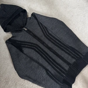 Stickad mönstrad hoodie - Säljer en unik stickad zip hoodie med mönster i storlek S. Tröjan är i väldigt bra skick och har inga defekter!