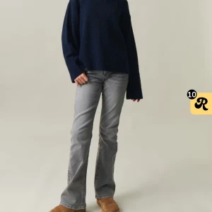 Mysig stickad tröja - Mysig mörkblå stickad tröja från Gina tricot som passar perfekt nu till vintern.  Passar till allting och är jätteskön. Säljer då den helt enkelt inte kommer till användning längre!💕