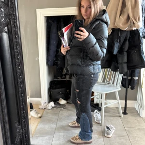 Svart colmar jacka  - Hej!  Nu säljer jag min svarta colmar dun jacka. Den är använd 1 vinter men utan några spår av användning. Skriv för mer info och bilder💕💕