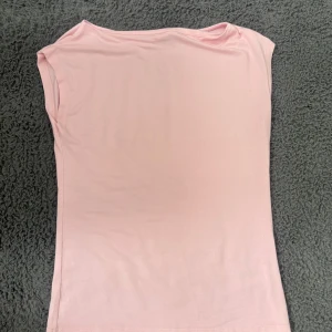 Ljusrosa topp från 157, storlek S - Säljer en enkel och stilren ljusrosa topp från 157 i storlek S. Bra skick 
