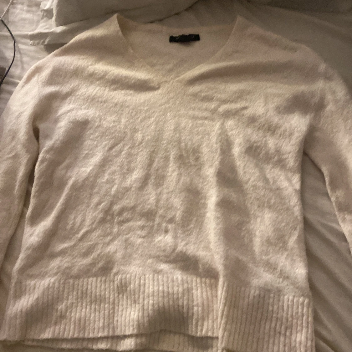 Beige v-ringad stickad tröja