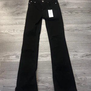 Svarta flare jeans från Grunt - Svarta jeans från Grunt i modellen Texas Low Flare. Byxorna har låg midja och utsvängda ben. Helt oanvända med lappen kvar! Dom var lite för långa för mig därför jag säljer dom. Hör av er vid frågor eller vill ha fler bilder! 