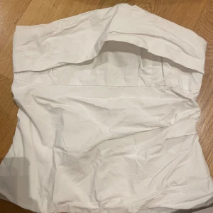 Vit kortkjol från Zara med dragkedja - Supersnygg vit kortkjol från Zara i bomull med bred linning och markerad dragkedja bak. Enkel och stilren design som är lätt att matcha med olika toppar. Perfekt för dig som gillar minimalistisk och fräsch stil.