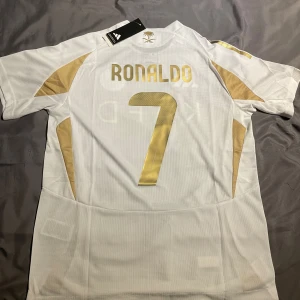 Al Nassr - Ronaldo #7 - En Al Nassr tröja med Ronaldo #7 på ryggen. Storlek M.