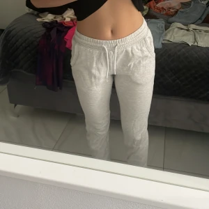 Ljusgrå mjukisbyxor  - Mjukisbyxor i storlek XXS men sitter mer som XS.