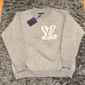 grå LV tröja  - Helt ny och oanvänd och jättebra kvalitet 