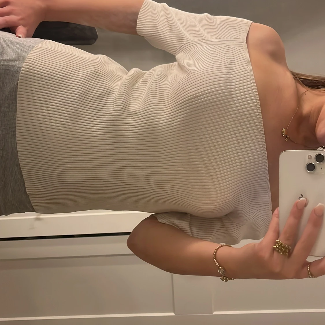 Beige ribbad offshoulder stickad tröja
