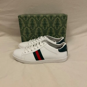 Gucci ace - Tja, säljer dessa feta Gucci ace skorna i mycket bra skick|| skick 9/10 Inga D-effekter|| Storlek 42|| Nypris: ~9000 mitt pris 2699|| om ni har några frågor eller funderingar är det bara att fråga|| Trendwear1