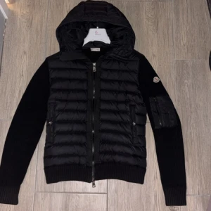 Moncler cardigan - En fin moncler cardigan perfekt året om! Ändå felet är att ena knappen på fickan funkar inte annars är det inga fel alls på den, därför säljs den billigt! Knappt använd, 2400 så kan jag skicka med en moncler mössa på köpet!
