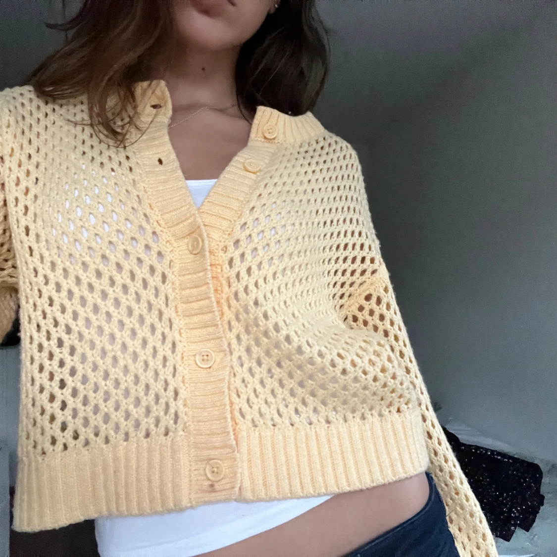 Gul stickad kofta med knappar - 1