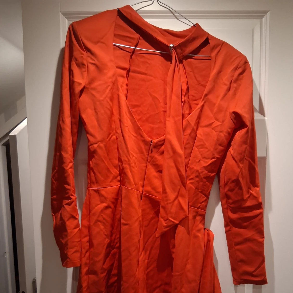 Röd asymmetrisk kortklänning - 2