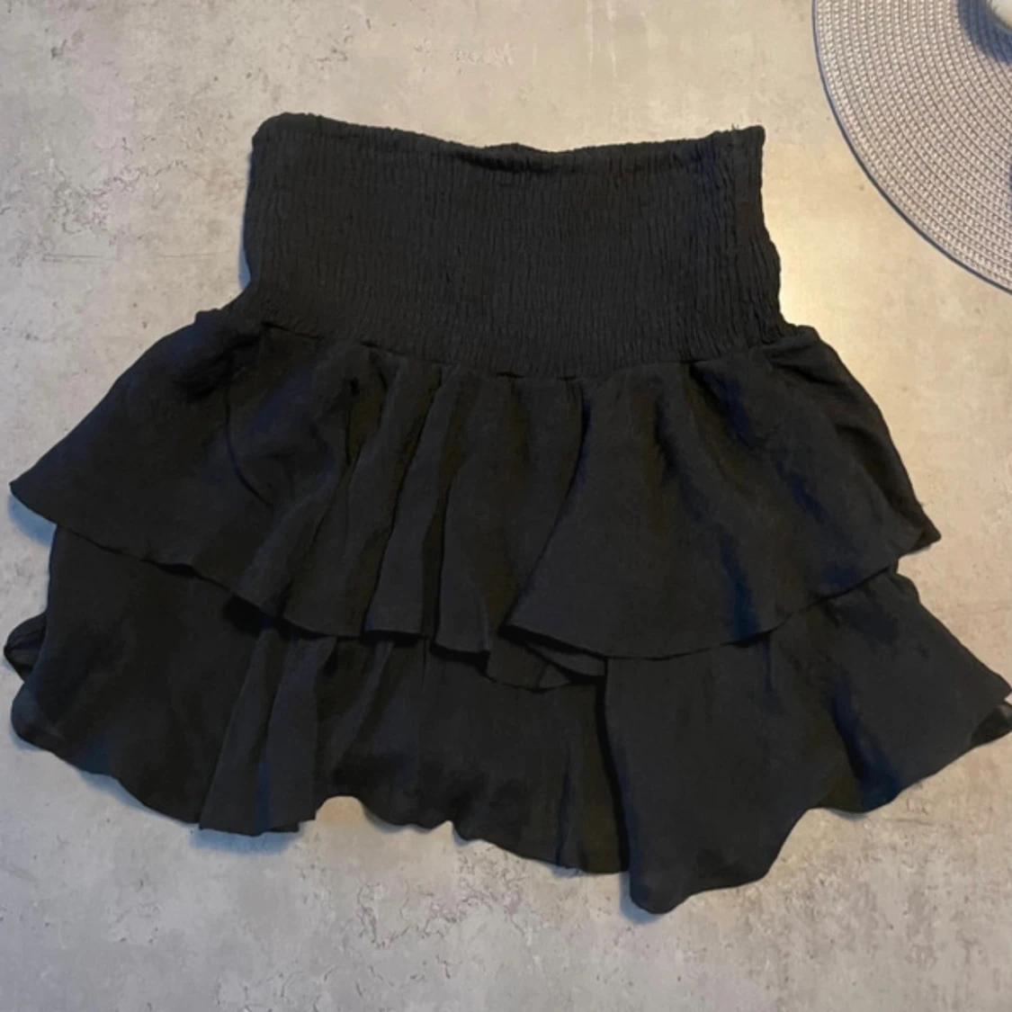 Svart volangkjol med smock - 1