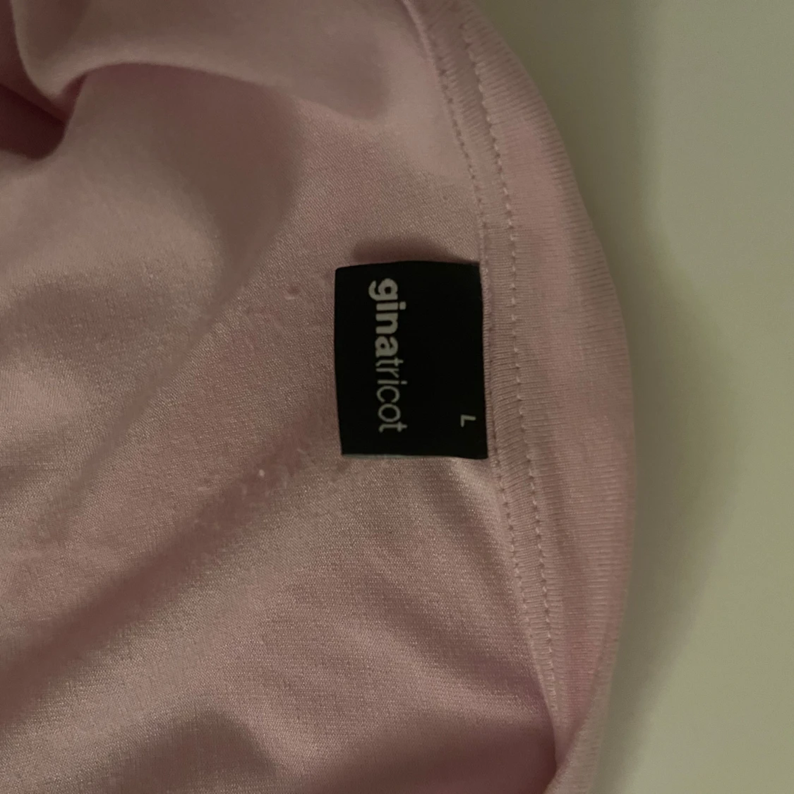 Ljusrosa t-shirt från Gina Tricot - 1