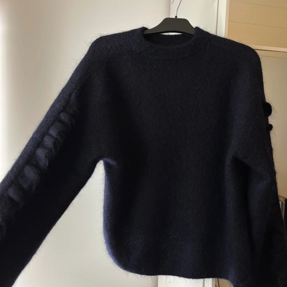 Mörkblå stickad tröja med volang ärm - 1