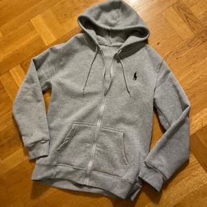 Ralph lauren zip - Sjukt fin Ralph lauren zip! Den är var å go, perfekt nu för de kallare dagarna. Den passar dig som är mellan 165-170! Vid frågor skriv till mig😁🙌
