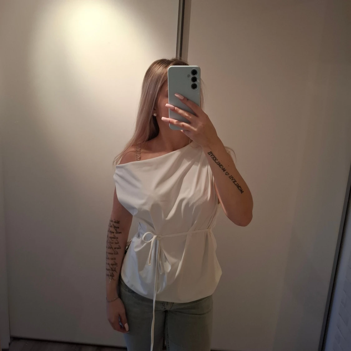 Vit omlottopp med knytband