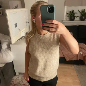 Beige stickad väst från Pieces - Säljer en beige stickad väst då den inte kommer till användning 🩷 snygg och sticks inte! Använd endast en gång 