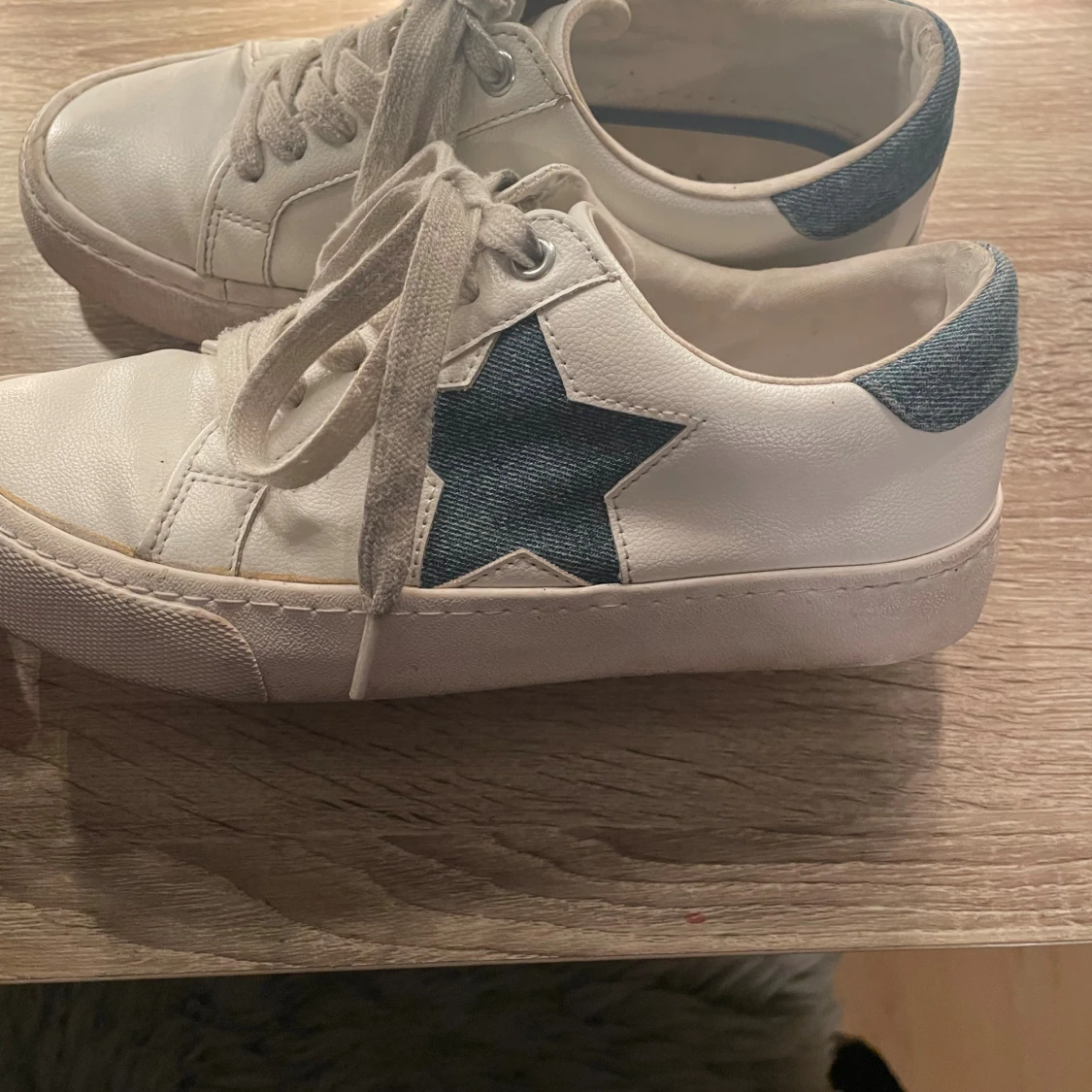 Vita sneakers med blå stjärna från Next