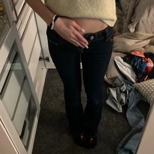 Mörkblå bootcut jeans Cheap Monday - Mörkblå jeans från Cheap Monday med bootcut passform och kontrastsömmar. Låg midja, Storlek 23/32