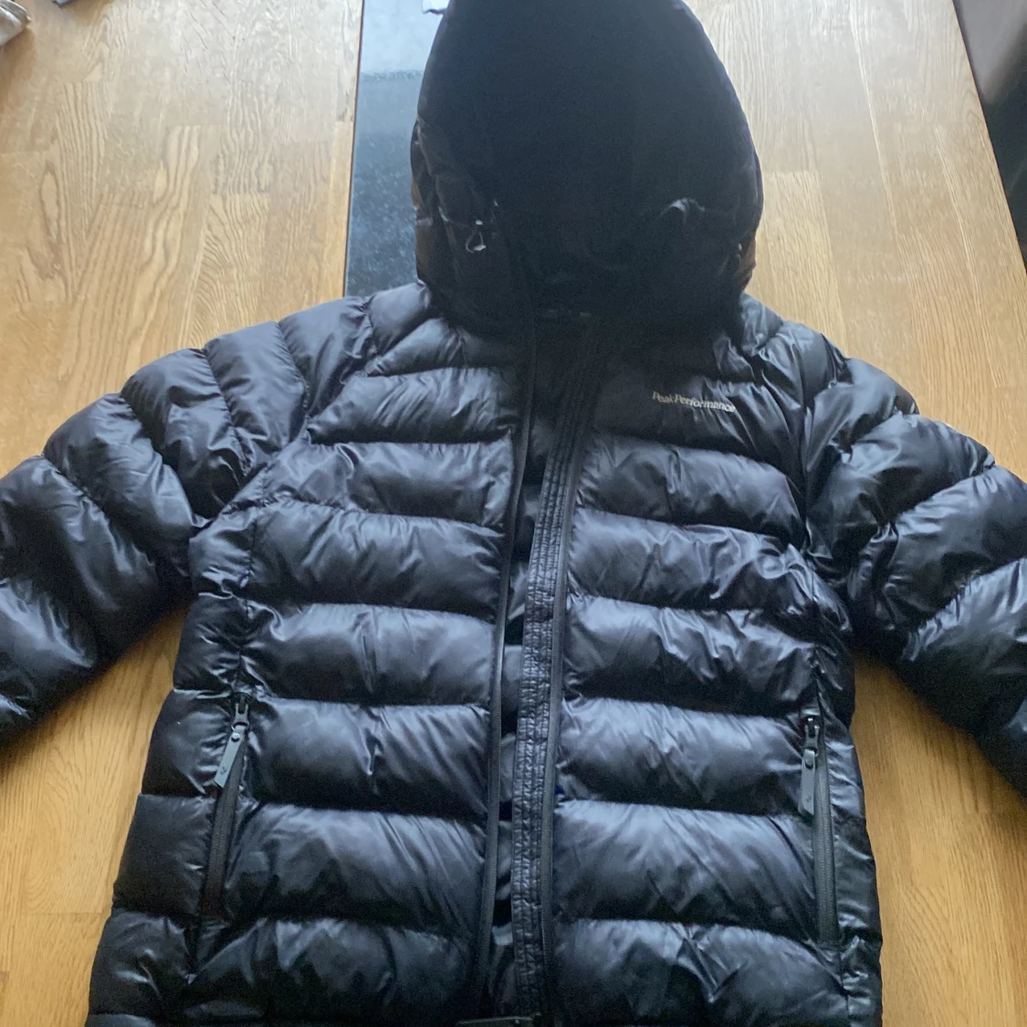 Svart dunjacka från Peak Performance M