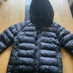 Svart dunjacka från Peak Performance M - Säljer en svart dunjacka från Peak Performance i storlek M då den inte kommer till användning. Perfekt för kalla dagar med sin varma och lätta känsla i utmärkt skick den är använd 2-3 gånger