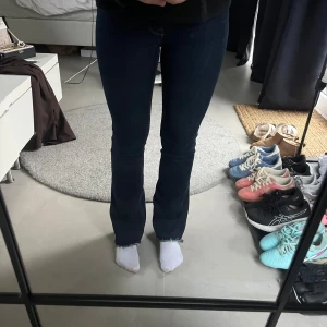 Mörkblå bootcut jeans - Snygga mörkblå jeans med bootcut passform. Säljer då dem e för små för mig! Skriv för fler bilder! Bara använda fåtal gånger