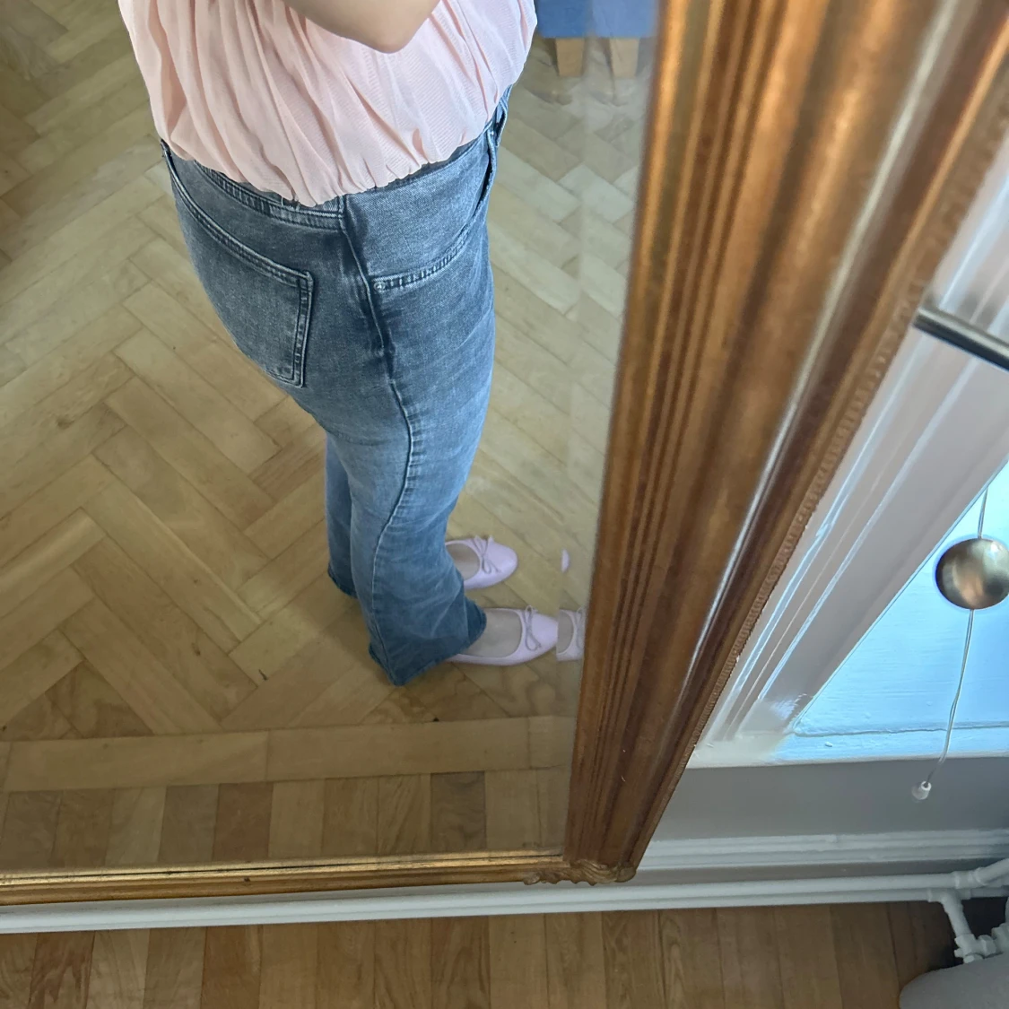 Grå lågmidjade bootcut jeans med tvättad look - 2