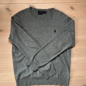 Ralph Lauren tröja - Grå långärmad tröja från Ralph Lauren i storlek S.