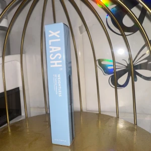 Xlash Weightless Mascara - Xlash Weightless Mascara i snygg ljusblå förpackning. Ger lätt och naturlig volym till fransarna med en smidig borste. Innehåller 6,5 ml. Perfekt för dig som vill ha separerade och definierade fransar utan att det känns tungt.