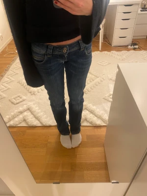 Blåa pepe jeans  - Säljer ett par superfina lågmidjade pepe jeans som knappt kommit till användning då de inte är min stil längre💕💕Sitter perfekt på mig som är 165! Nypris ca.850