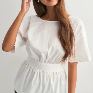 Vit omlottopp med knyt från Nelly - Supersöt vit topp/blus från Nelly med korta ärmar. Toppen har knytning baktill och lätt puffiga ärmar. Helt ny med lappen kvar! Lite genomskinlig men syns inte när man har den på💕💕