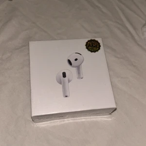 AirPods 4 - Helt nya Apple AirPods 4 med aktiv brusreducering. Levereras i obruten originalförpackning, modell A3054/A3058. Kompatibla med USB-C och trådlös laddning. Perfekt för musik, samtal och träning. Tillverkade 2025. Ingen synlig skada eller slitage på förpackningen.