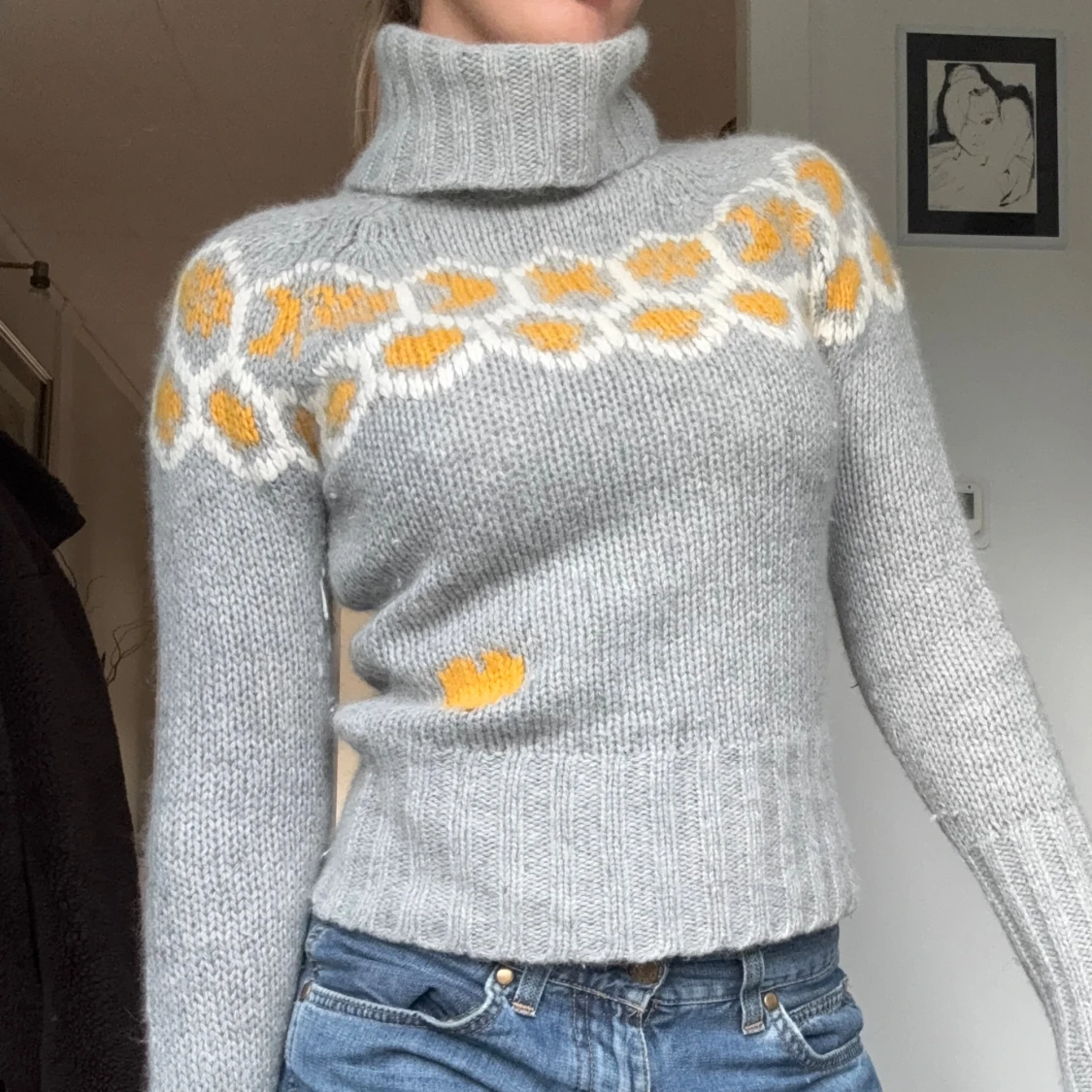 Grå polotröja med mönster och hjärta - 1