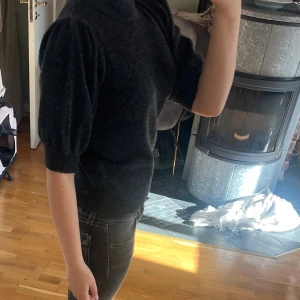 Styckat tröja  - Fin stickat kortarmad tröja som är i ny sick, endast provad 