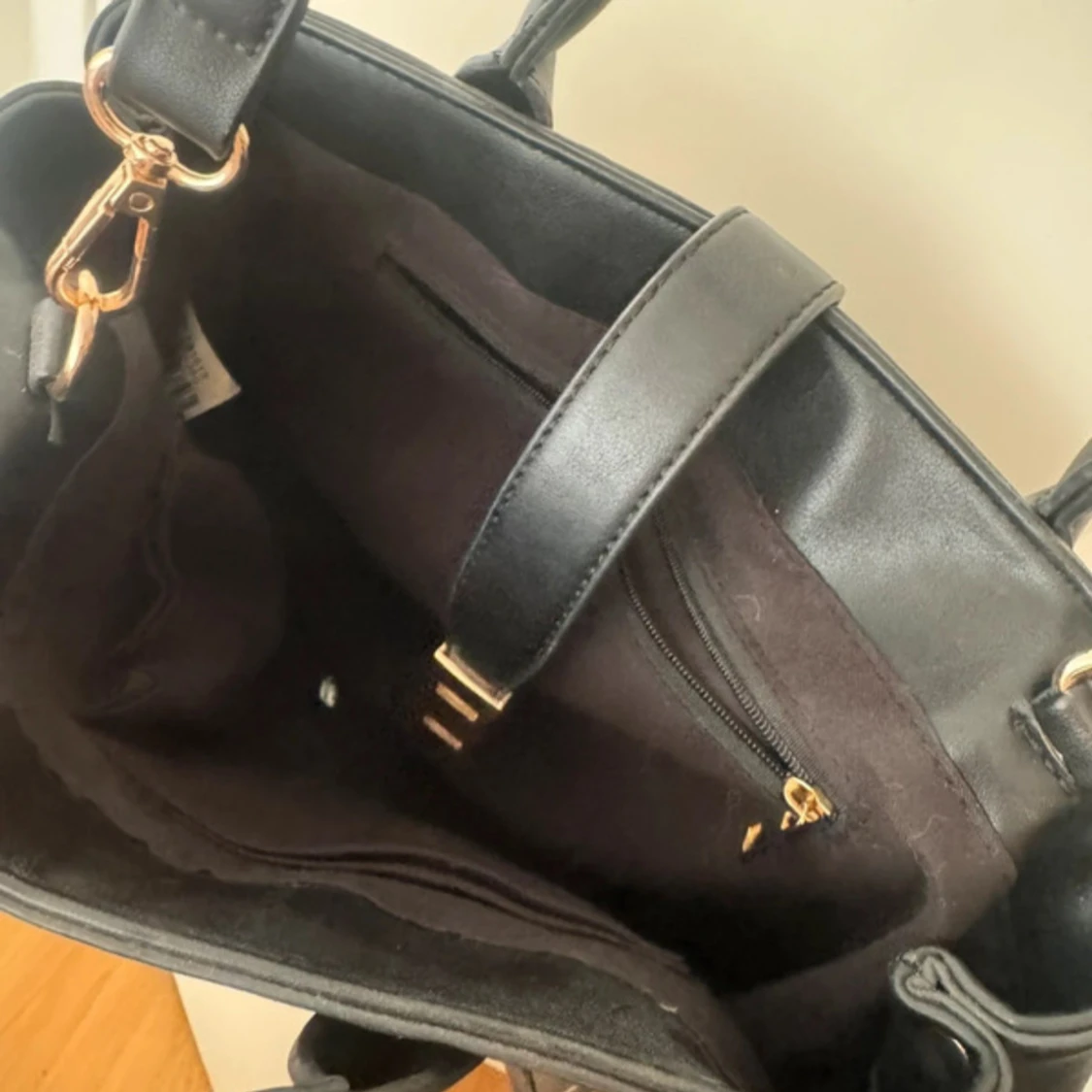 Svart handväska med gulddetaljer - 2