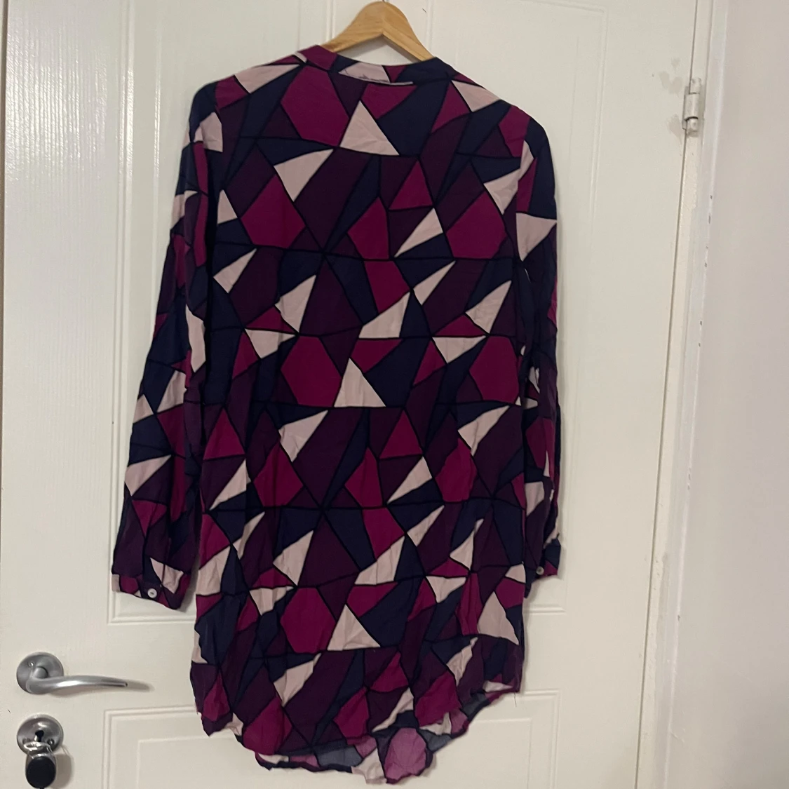 Färgstark blus från Jyothi med grafiskt mönster - 1