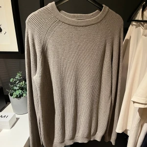 Stickad tröja Dressmann - Säljer en stickad tröja från Dressmann i storlek S. Tröjan har ribbad struktur, rund hals och långa ärmar. Enkel och clean design som är lätt att matcha med jeans eller chinos. Jätteskön och stilren tröja. Nypris 499kr.