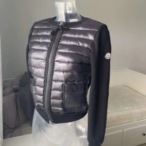Moncler cardigan - Säljer min moncler cardigan för ett väldigt bra pris i strl S. Knappt använd och helt äkta. Kolla bild 2 och 3!! 