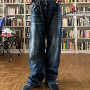 Baggy Y2k jeans från Energie W38 L34 - Säljer ett par blå baggy jeans från Energie med coola slitningar och detaljer som D-ring och läderrem vid midjan. Dessa är massiva och detta ska inte underskattas. 
